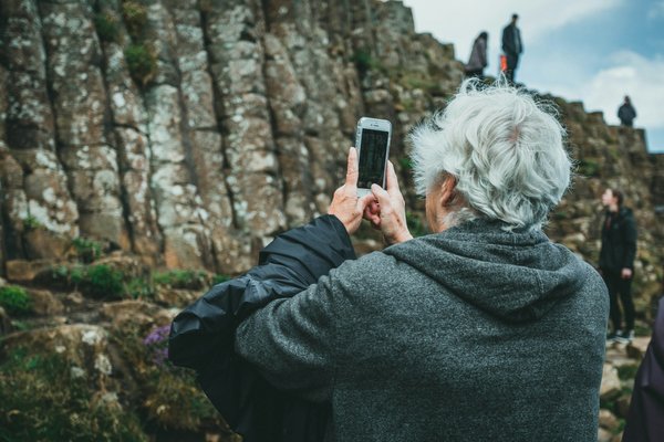 Quels hébergements en Norvège offrent des excursions pour observer les aurores boréales et des cours de photographie nocturne?