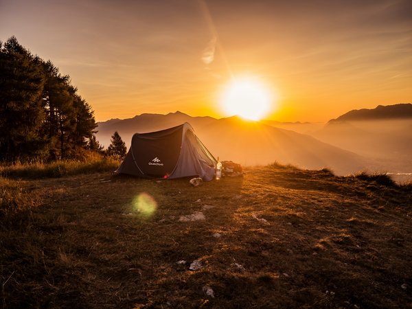 Quels sont les équipements indispensables pour un camping en zone de forêt humide en automne?